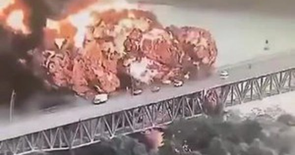 Video vụ nổ rung chuyển cầu huyết mạch Panama