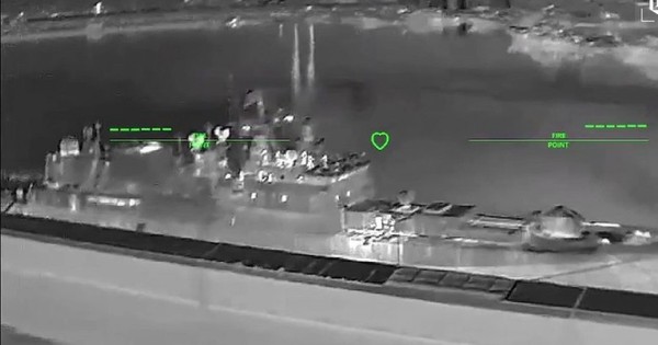 Xem Ukraine tấn công tàu khu trục mang tên lửa Kalibr của Nga ở Biển Đen