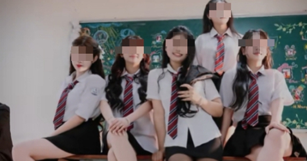 Chụp ảnh kỷ yếu với 