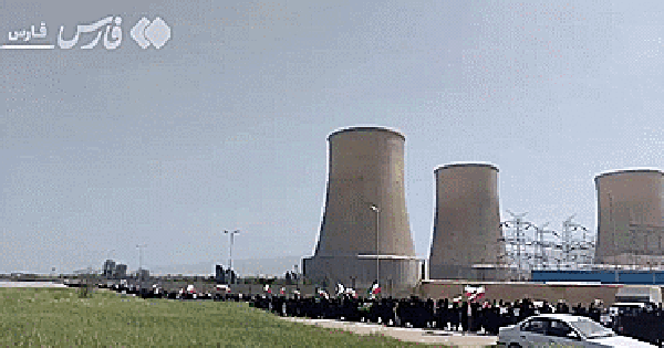 VIDEO: Người dân Iran tạo “chuỗi người” bảo vệ nhà máy điện và các cây cầu