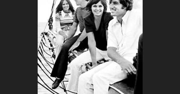 Chuyện thật như đùa: Hai cầu thủ nổi tiếng mở họp báo công khai... đổi vợ cho nhau, mang theo cả con cái lẫn chó cưng sang nhà mới!