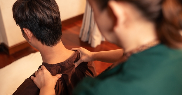 Người đàn ông 33 tuổi liệt nửa người sau khi massage: Bác sĩ chỉ 2 chỗ ở cổ không được tùy tiện ấn mạnh