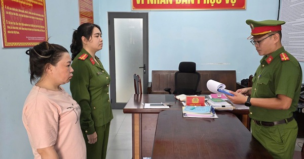 Bắt khẩn cấp người phụ nữ cố tình vượt rào chắn, hành hung 2 nhân viên đường sắt