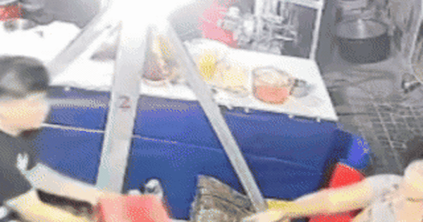 Phẫn nộ clip nam thanh niên nhổ nước bọt, hành hung phụ nữ lớn tuổi trong quán bánh bèo: Công an vào cuộc