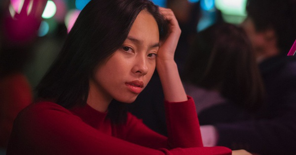 Lâu lắm mới có buổi hẹn hò riêng với chồng để hâm nóng tình cảm, nhưng cả tối, thứ anh nhìn chăm chú lại khiến tôi muốn nổi điên