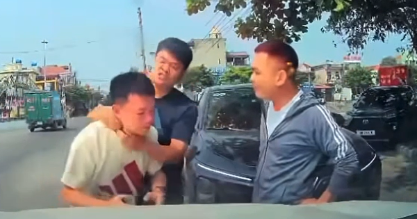 VIDEO: Người đàn ông bị bóp cổ, đánh tới tấp ngay giữa phố