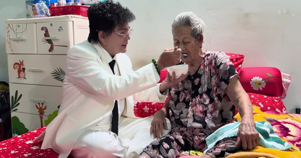 Nam danh ca 67 tuổi tự tay đút cháo cho mẹ ruột 92 tuổi