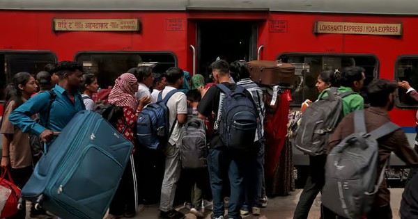 Cảnh tượng như thời Covid-19 bao trùm lên Ấn Độ, hàng trăm nghìn đổ về các nhà ga, rời thành phố