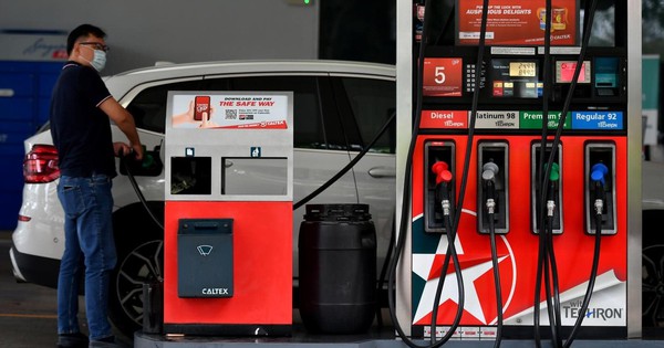 Phụ thuộc dầu Trung Đông cao nhất ASEAN, láng giềng Việt Nam đang bán nhiên liệu gần 100.000 đồng/lít