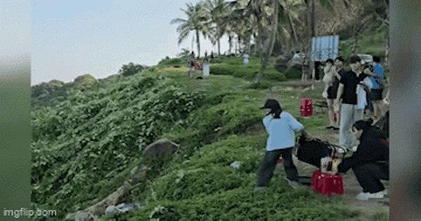 Hớt hải quăng 3 chiếc ghế xuống vực bán đảo Sơn Trà, người phụ nữ khiến du khách kinh ngạc