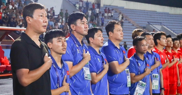 “Người hùng thầm lặng” chia tay ĐT Việt Nam, HLV Kim Sang-sik mất phó tướng trước giải đấu lớn