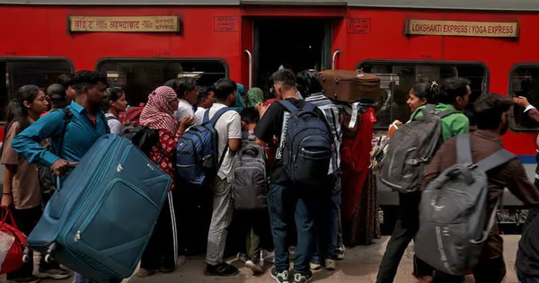 Cảnh tượng như thời Covid-19 bao trùm lên Ấn Độ, hàng trăm nghìn người đổ về các nhà ga, rời thành phố