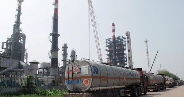 Giá dầu vừa hạ nhiệt, một loạt doanh nghiệp Trung Quốc lập tức tìm đến mua hàng Iran - Giữa đường bất ngờ 'quay xe' vì một lý do