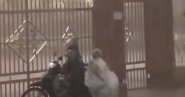 Đoạn video chiếc áo mưa rơi giữa giông bão khiến cư dân mạng Việt Nam xuýt xoa: Cả tuổi thơ chỉ mong có cảm giác này!