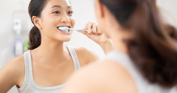 Đi ngủ mà không đánh răng hay sáng dậy không đánh răng có hại hơn?