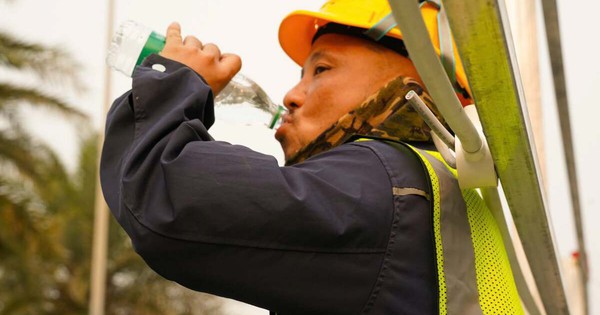 Người Hà Nội 'nung mình' trong đợt nắng nóng gay gắt đầu tiên năm 2026