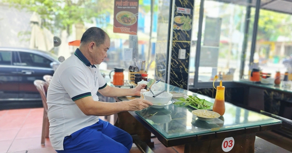 Xăng hạ nhiệt, giá tô phở, gói xôi vẫn neo cao: Vì sao ‘lên nhanh, xuống chậm’?