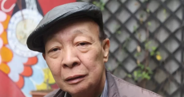 Tác giả bài thơ 'Màu hoa đỏ' qua đời trên xe buýt