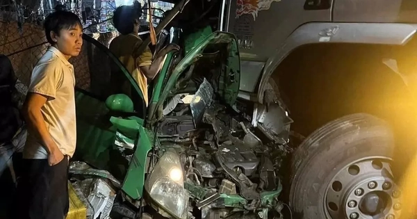 Taxi đấu đầu xe tải trước chợ, 3 người thương vong