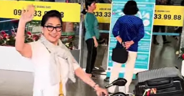 Nữ NSƯT U70 ra sân bay về lại Mỹ, phải tự đẩy hành lý 1 mình