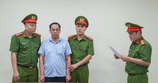 Nóng: Bắt giám đốc, hiệu trưởng, kế toán “ăn chặn” tiền trợ cấp cho người tâm thần, người khuyết tật, người già cô đơn và trẻ em