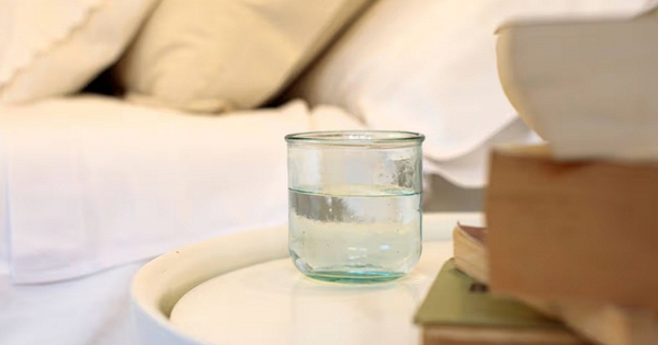 Không phải mê tín, đây là lý do tại sao nên đặt 1 cốc nước ở nhiệt độ phòng cạnh giường ngủ