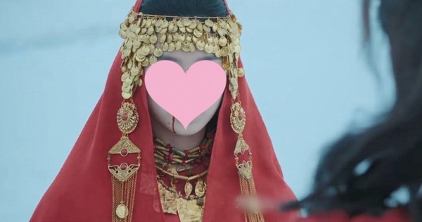 Cô dâu đang gây tranh cãi khắp MXH: Xinh đẹp như hoa như ngọc nhưng không ai dám nhìn thẳng vào mắt