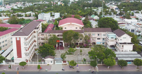 Ngôi trường chuyên đầu tiên và duy nhất có 2 nữ sinh giành Quán quân Đường Lên Đỉnh Olympia