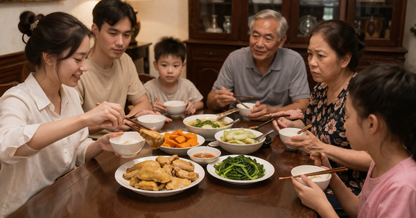 Ngồi vào mâm gắp miếng đùi gà đầu tiên, cô dâu mới bị mẹ chồng 