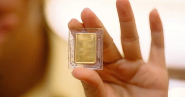 Phát hiện 10 triệu đồng, ngoại tệ cùng miếng vàng 9999 bị bỏ lại bên đường quốc lộ