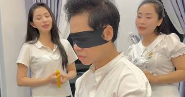 “Ông hoàng nhạc sến” bịt mắt đánh đàn cho 2 cô gái xinh đẹp hát