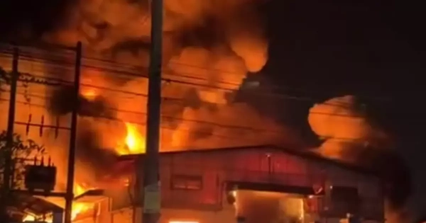 Cháy lớn kèm nhiều tiếng nổ tại công ty sơn ở TPHCM