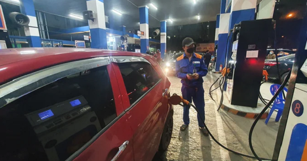 Vì sao Bộ Công Thương hay điều chỉnh giá xăng dầu lúc nửa đêm?