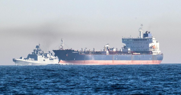 Khu trục Nga hộ tống 2 tàu chở dầu thuộc 'Hạm đội bóng tối' đi qua vùng biển Anh