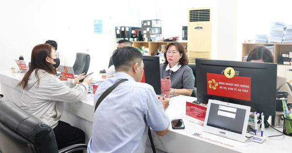 Từ ngày 1-5: Ai có quyền quyết định cho cán bộ TPHCM đi nước ngoài?