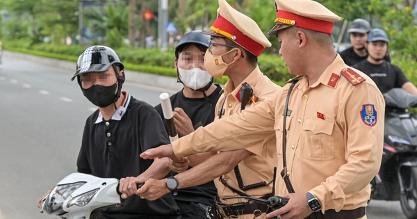 Hà Nội: Nhiều thanh niên rồ ga, quay xe chạy khi thấy CSGT nhưng không thoát