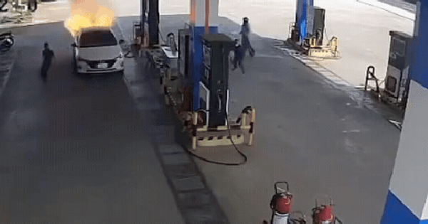 Clip khoảnh khắc ô tô con bốc cháy tại cây xăng khiến 2 người ngồi trong xe tử vong