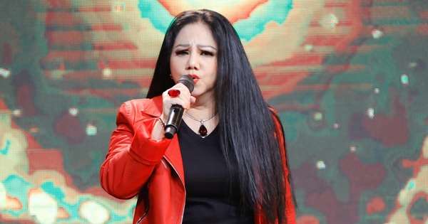 Nữ ca sĩ phải cầm bằng khen đi xin tiền nhà tài trợ: Làm 4 show cháy vé ở Đà Nẵng