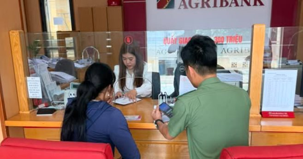 Người phụ nữ SN 1991 đến chi nhánh ngân hàng Agribank rút 26 triệu đồng, giao dịch viên đang làm thủ tục phải vội báo công an