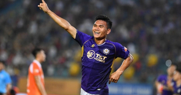 Vợ Xuân Mạnh bế hai con ăn mừng cuồng nhiệt khi chồng ghi bàn cho Hà Nội FC: Hậu phương mạnh cỡ này!