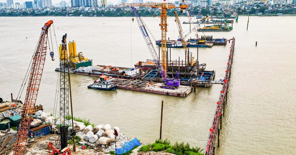 Tấp nập thi công cầu vượt sông Hồng gần 16.000 tỷ đồng