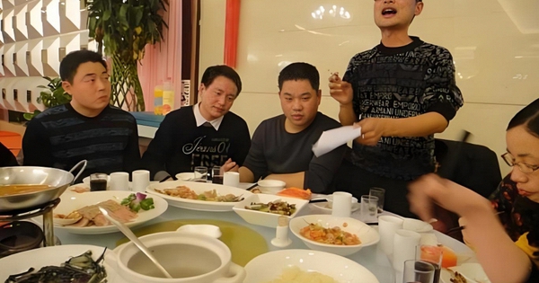 Họp lớp, người đàn ông chủ động thanh toán hóa đơn, kết quả suýt bị bạn cũ block, còn phải làm kiểm điểm ngay tại nhà hàng