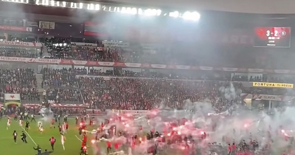 Kinh hoàng cảnh hỗn loạn trận derby: Hàng trăm CĐV lao xuống sân ném pháo sáng mù mịt, một thủ môn bị tấn công