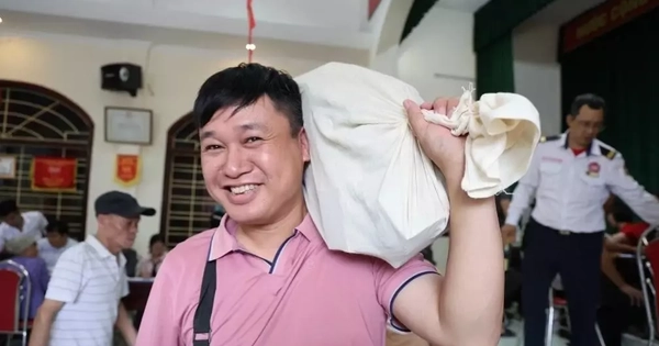 Nỗi lòng nhiều người dân sau cảnh nhận hàng bao tải tiền đền bù dự án