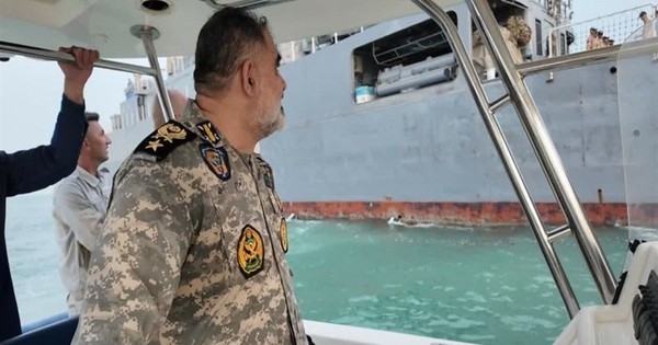 Iran bày trận 