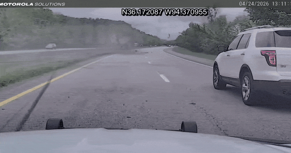 Chạy trốn cảnh sát ở tốc độ 225 km/h, ôtô lật ngửa trên cao tốc