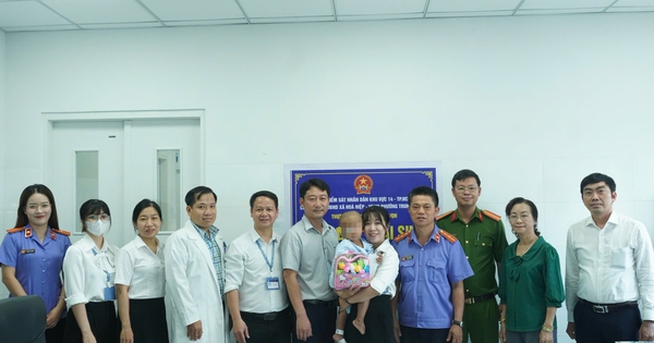Bé trai 2 tuổi bị bạo hành được cấp giấy khai sinh