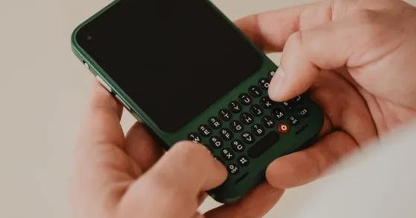Sau 20 năm, người dùng bỗng quay lưng với những chiếc điện thoại hiện đại nhất thị trường: Chuyện gì đây?