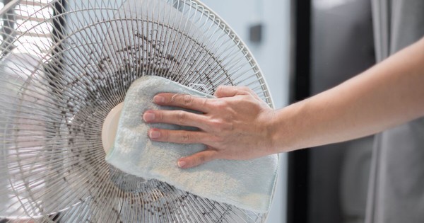 3 cách vệ sinh quạt điện không cần tháo lồng