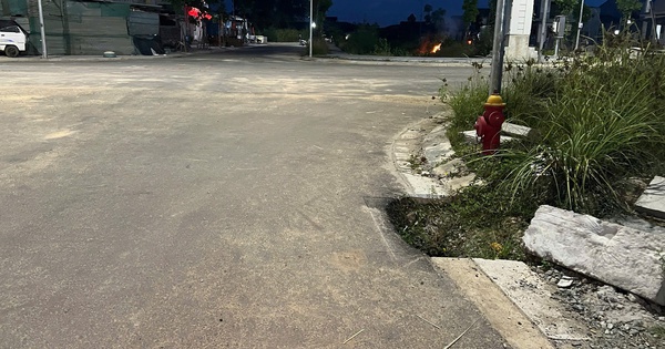 Hàng loạt hố sâu “há miệng” giữa khu tái định cư dự án cầu vượt cửa biển